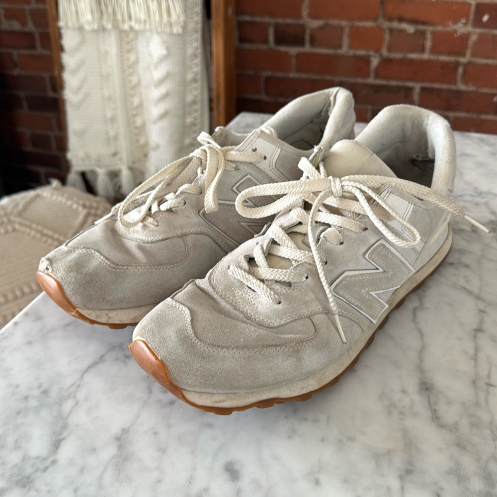 New balance sneakers in grey
